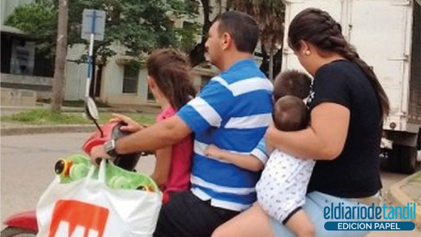 LEY 24.449: Solo UN pasajero y mayor de 12 años. Si conduce el padre o la madre puede ser a partir de los 7 años. Ambos con casco acorde al tamaño de la cabeza.